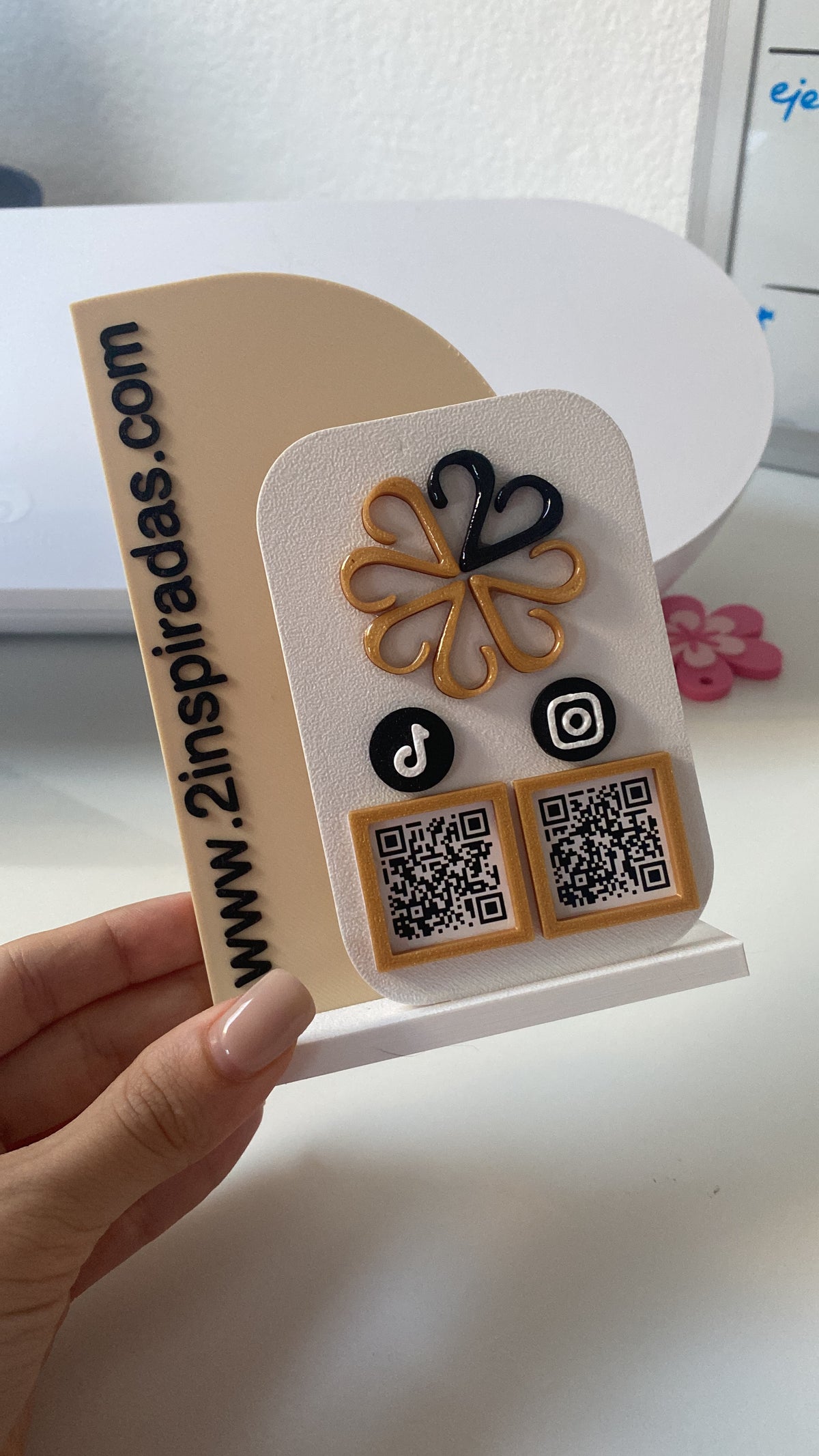 Stand en 3D personalizado con NFC, QR y logo