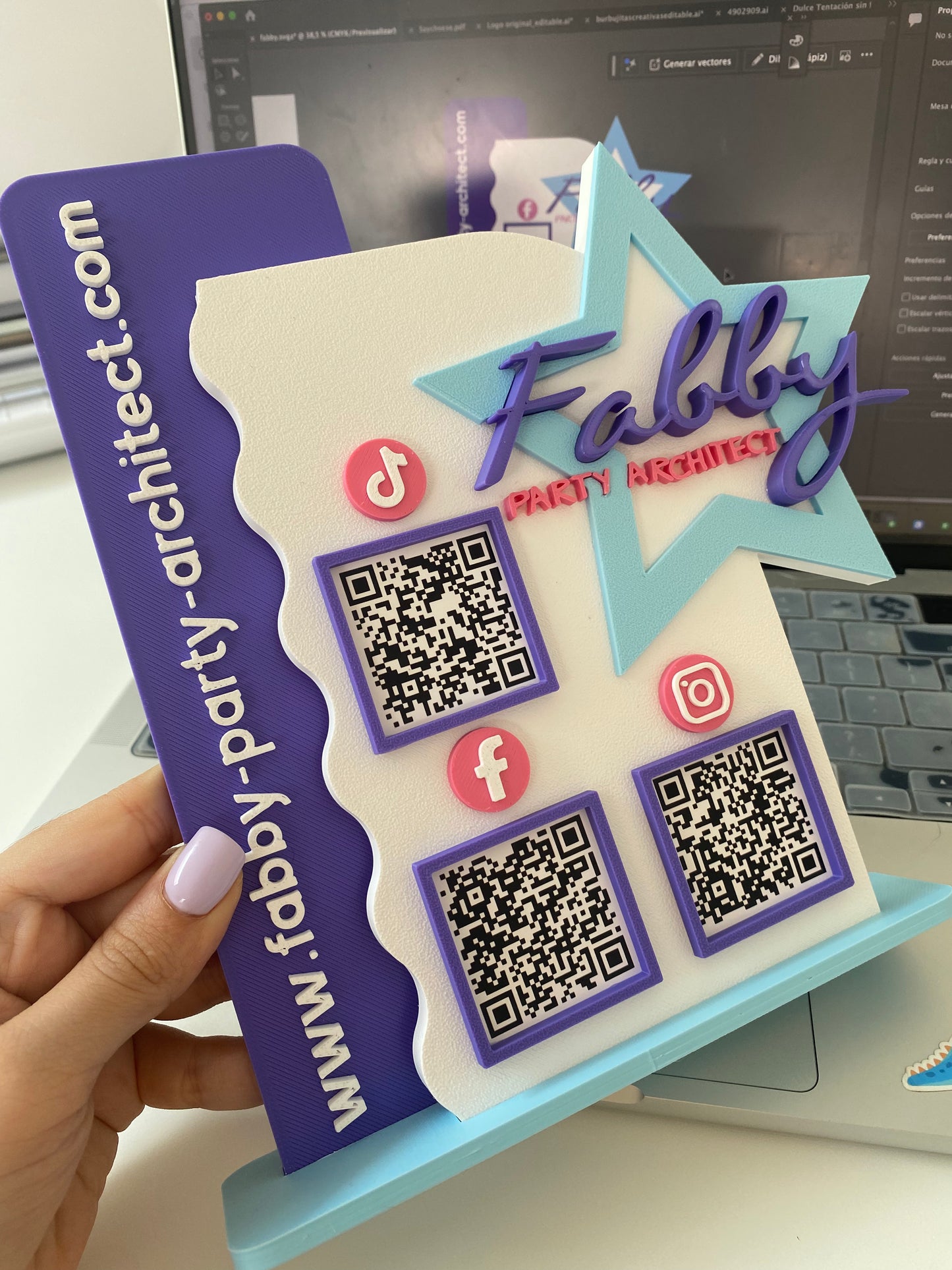 Stand en 3D personalizado con NFC, QR y logo