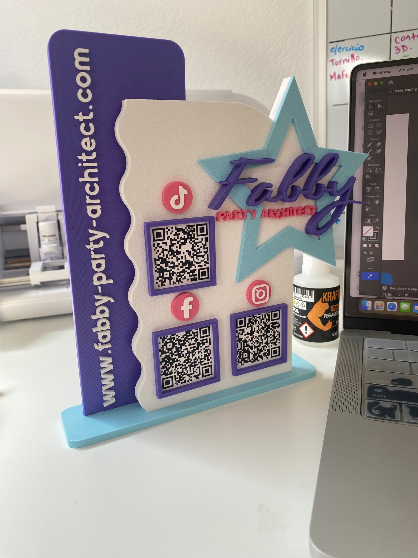 Stand en 3D personalizado con NFC, QR y logo